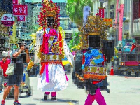 霞海城隍文化祭は伝統的な宗教パフォーマンスに新たなスタイルの舞台芸術を組み合わせることで、多様性のある祭典となっています。