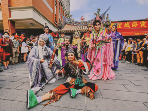 霞海城隍文化祭は伝統的な宗教パフォーマンスに新たなスタイルの舞台芸術を組み合わせることで、多様性のある祭典となっています。