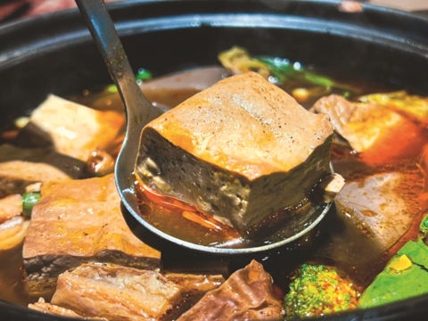台湾で最も人気のある火鍋の種類は臭豆腐や鴨血の入った麻辣味です。