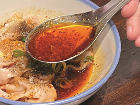 四川朝天椒をベースにしたラー油を見ると、様々な香辛料を用いて作られていることがわかります。