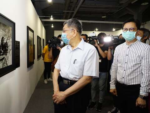 柯市长细细观看每一幅作品(图片来源：台北市政府秘书处媒体事务组)