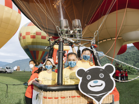 副市长蔡炳坤与局长刘奕霆搭乘熊赞热气球升空。(图片来源：台北市政府观光传播局)