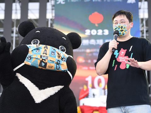 류이팅 국장과 타이베이시 마스코트 슝짠(브라보 곰)이 대구 치맥 페스티벌 메인 무대에서 “2023 타이완 등불축제는 타이베이에서”를 홍보합니다