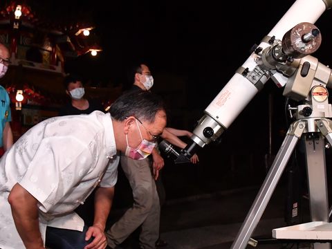 蔡炳坤副市長與民眾一同觀星，原來在臺北就能體驗與星夜對話的樂趣。(圖片來源：臺北市政府觀光傳播局)