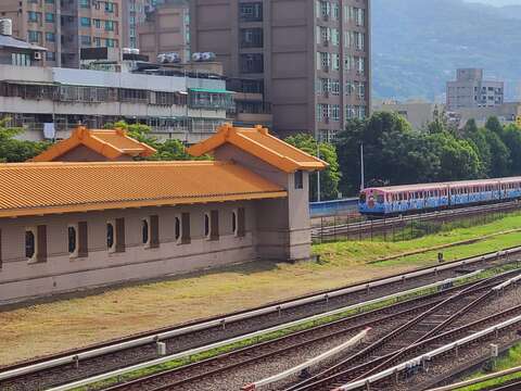 El nuevo tren familiar pintado de MRT zarpa ~
