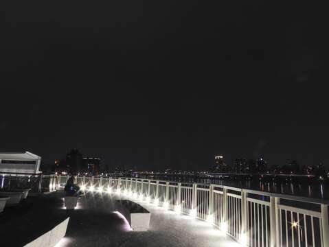 跨堤平台也能欣賞到夜景(圖片來源：臺北市政府工務局衛生下水道工程處)