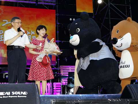 Mayor, Mayoress Attend 2022 Dadaocheng Chinese Valentine’s Festival