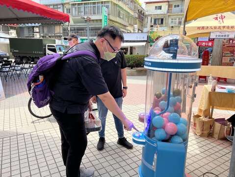 民眾體驗「幸福豐收扭蛋機」(圖片來源：臺北市商業處)