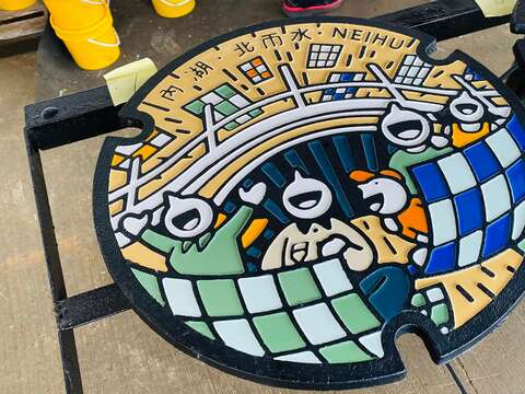 內湖區彩繪設計人孔蓋-野餐，謝東霖(圖片來源：臺北市政府工務局水利工程處)