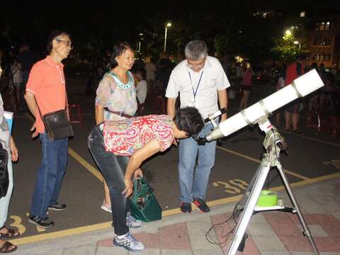 中秋望遠鏡觀測.JPG(圖片來源：臺北市立天文科學教育館)