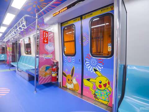 「飛翔皮卡丘」彩繪列車內有多隻可愛的寶可夢(圖片來源：臺北大眾捷運股份有限公司)