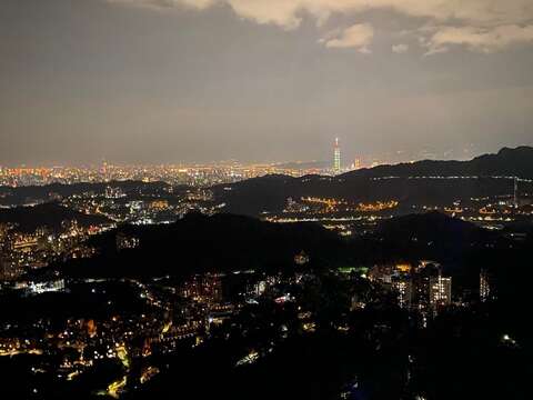 搭乘貓纜，從高空遠眺101夜景(圖片來源：臺北大眾捷運股份有限公司)