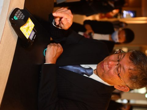 市長柯文哲於沖繩試用悠遊卡支付。(圖片來源：臺北市政府觀光傳播局)