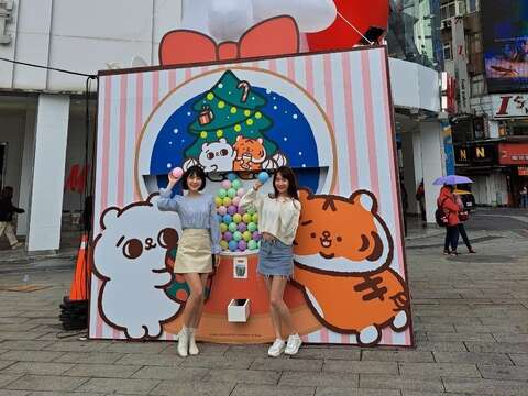 歡樂大富翁聖誕扭扭樂給問站(圖片來源：臺北市商業處)