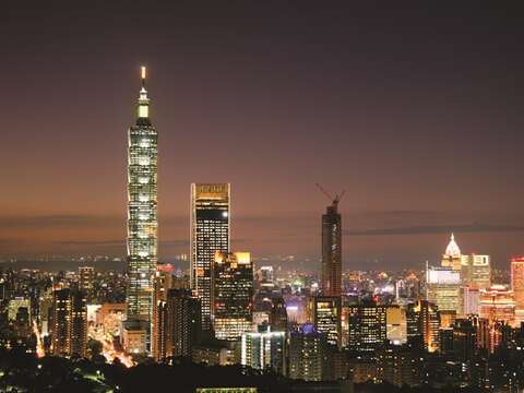 Many photography enthusiasts come to Hushan Peak Observation Deck to shoot the night views of Taipei City.
