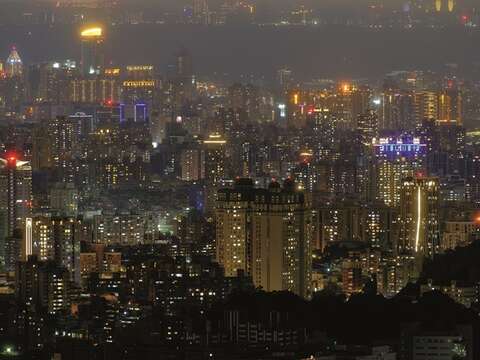 Many photography enthusiasts come to Hushan Peak Observation Deck to shoot the night views of Taipei City.