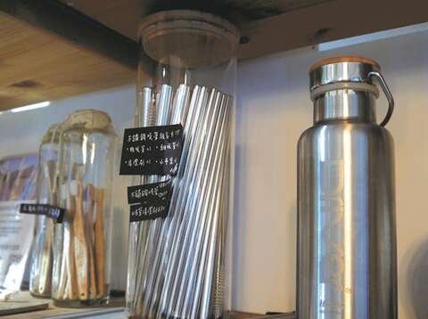 Stainless steel bottles and straws are adored by people supporting environmental protection in recent years.