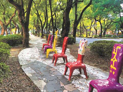The tree-lined boulevard of Dunhua South Road is a good place for seeking inspiration and enjoying the sunshine.