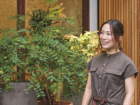 Freelance journalist Yaeko Kondo lives with her family in Taipei, and uses her former working experience of being a magazine editor in Tokyo to promote Taipei and Taiwan to Japan.