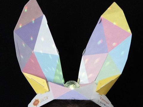 小提燈提把還可拆卸下來變成兔耳朵讓小朋友戴在頭上。(圖片來源：臺北市政府觀光傳播局)