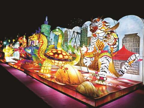 地元の住民や観光客が毎年に挙げられる台北ランタンフェスティバルで伝統的なランタンアートを観賞できます。( 写真 / 台北市観光伝播局 ）