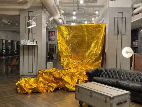 法國藝術家Joan Pomero於「斐瑟髮廊」透過金粉紙創造作品「皺巴巴的音」(圖片來源：臺北市商業處)