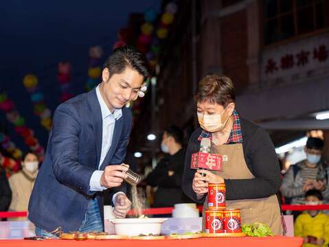 蔣萬安市長示範使用迪化街在地特色食材製作年菜料理(圖片來源：臺北市商業處)