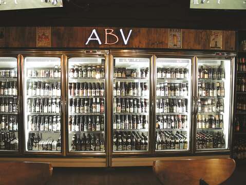 ABV が地中海料理に合う種類豊富なクラフトビールを提供されています。( 写真/ABV バー＆キッチン ）