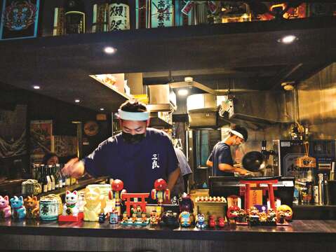 三虎居酒屋は美味しい日本料理が提供されるお店として、台北の若者の間で話題になっています。