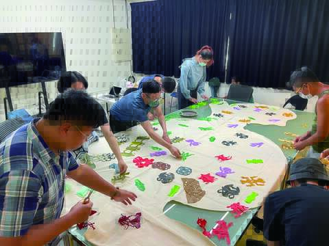 台北市民政局發起跨性別主題藝術剪紙工作坊「融融計畫」，在藝術家吳耿禎引導下，學員們透過剪紙和繪畫探索自身，並拼貼出各自不同的性別認同樣貌。