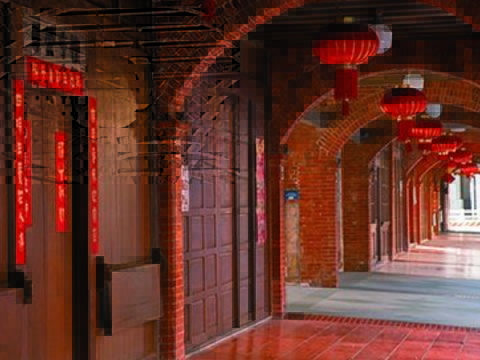 「十連棟」是位於迪化街的紅磚洋樓，壯觀的拱形長廊吸引時代劇慕名取景。(圖片來源：臺北市政府觀光傳播局)