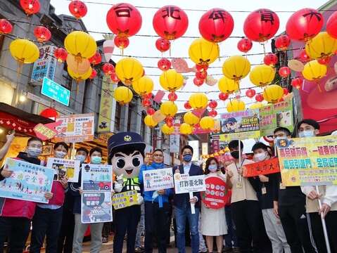 Mayor Visits CNY Street Bazaar, Hands out Fortune Money