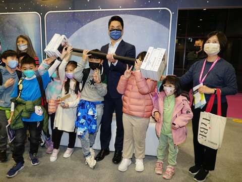 蔣萬安市長勉勵孩子累積知識的力量(圖片來源：臺北市政府文化局)