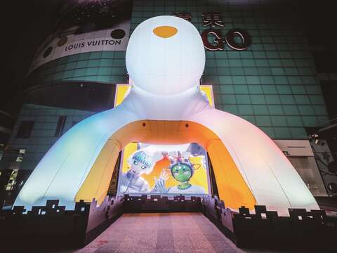 「未來・穿梭・兔子洞」以大型兔子洞燈飾與LED燈牆作為捷運出入口意向，不僅造型可愛，更充滿未來感。（圖／台北市政府）