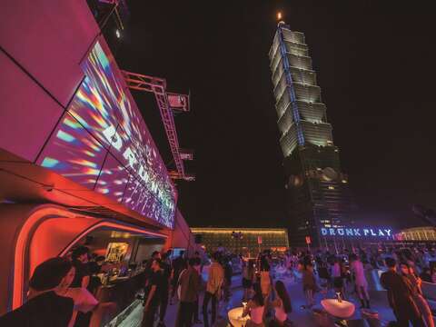 「Drunk Play 爛醉不累」有寬廣戶外露台，可以看見夜間的台北101大樓。（圖／Drunk Play 爛醉不累）