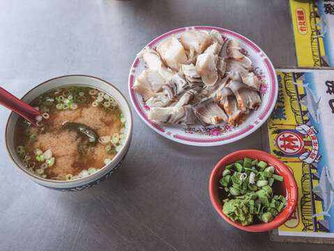 「林家鯊魚煙」的綜合拼盤與味噌湯，每一口都是滿滿鮮味。（圖／Hally）