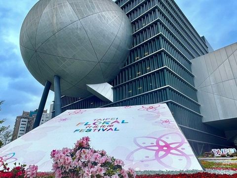 2023台北花節於台北表演藝術中心以各式花卉打造城市花毯。(圖片來源：臺北市政府觀光傳播局)