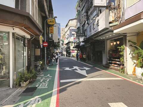 In recent years, the Taipei City Government has launched plans to improve pedestrian safety in alleyways.