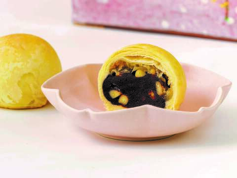 The date mooncake with pine nuts has been a popular bestseller recently.