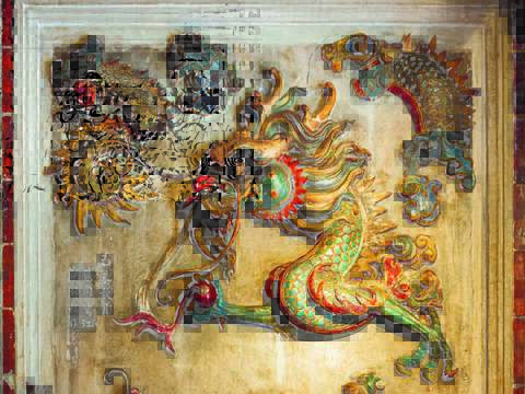 On the inner walls of the main hall, the dragon and tiger Koji pottery pieces are exquisite and detailed, imbuing a magnificent sense of power and grandeur.