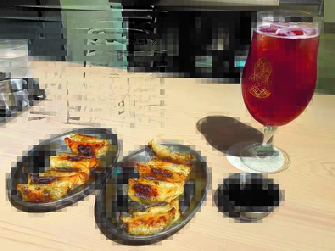 Inspired by the Japanese izakaya and stand-up meal, fried dumplings with beer is the classic match in TAIHU Dumpling House. (Photo/Taiwan Scene)