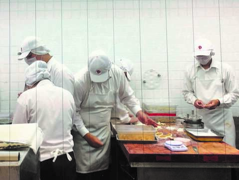 鼎泰豊が提供する蒸し餃子の品質が安定し、お店で働いている料理人の姿はよく知られているシーンです。(写真/ Taiwan Scene）
