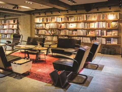 Boven 雑誌図書館は世界的にも珍しい雑誌専門の図書館であり、居心地の良い空間を提供しています。(写真/ Boven雑誌図書館）