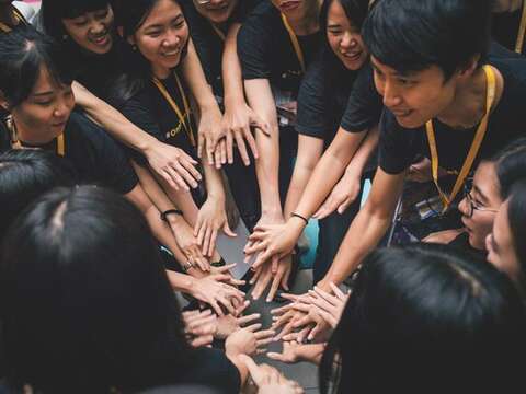 One-Forty は台湾の出稼ぎ労働者の問題に関心を持つ若者たちで構成されています。