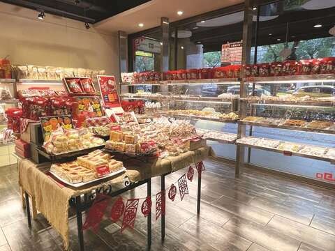 福利麺包では、種類豊富なパンやクッキー、ケーキの他に軽食も販売しています。(写真/ 福利麺包）
