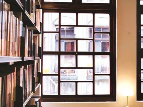 郭怡美書店は静かに本を読める空間を提供しています。