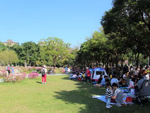 許多民眾來到大安森林公園野餐(圖片來源：臺北市政府工務局公園路燈工程管理處)