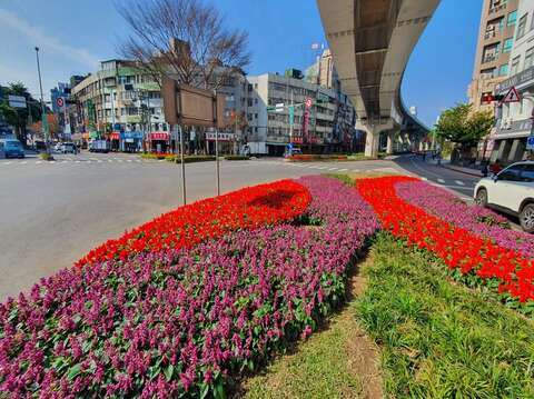 雙色一串紅搭配營造視覺效果(圖片來源：臺北市政府工務局公園路燈工程管理處)