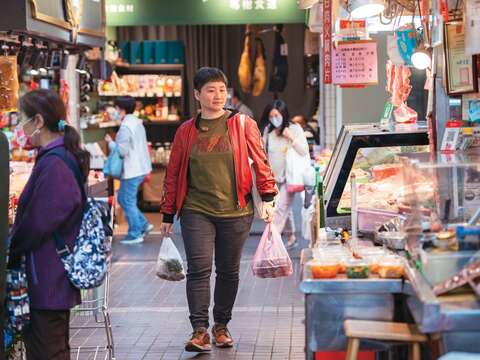 定居天母的霸丸對士東市場的食材品質讚譽有加。 （攝影／李智為）