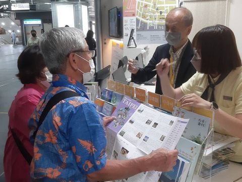 遇到來台灣遊玩的日本籍旅客，草間先生提供專業的服務(圖片來源：臺北市政府觀光傳播局)